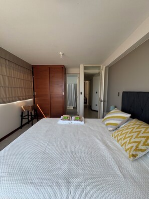 2 habitaciones, tabla de planchar con plancha y ropa de cama 