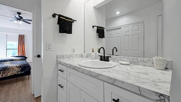Apartment, Non Smoking, Air conditioning | Bathroom | Towels