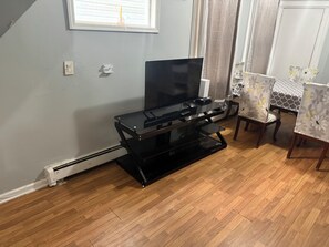 Unclassified image, 3 of 10, button - Spacious 5-bedroom apartment in peaceful Irvington with AC (Irvington)
