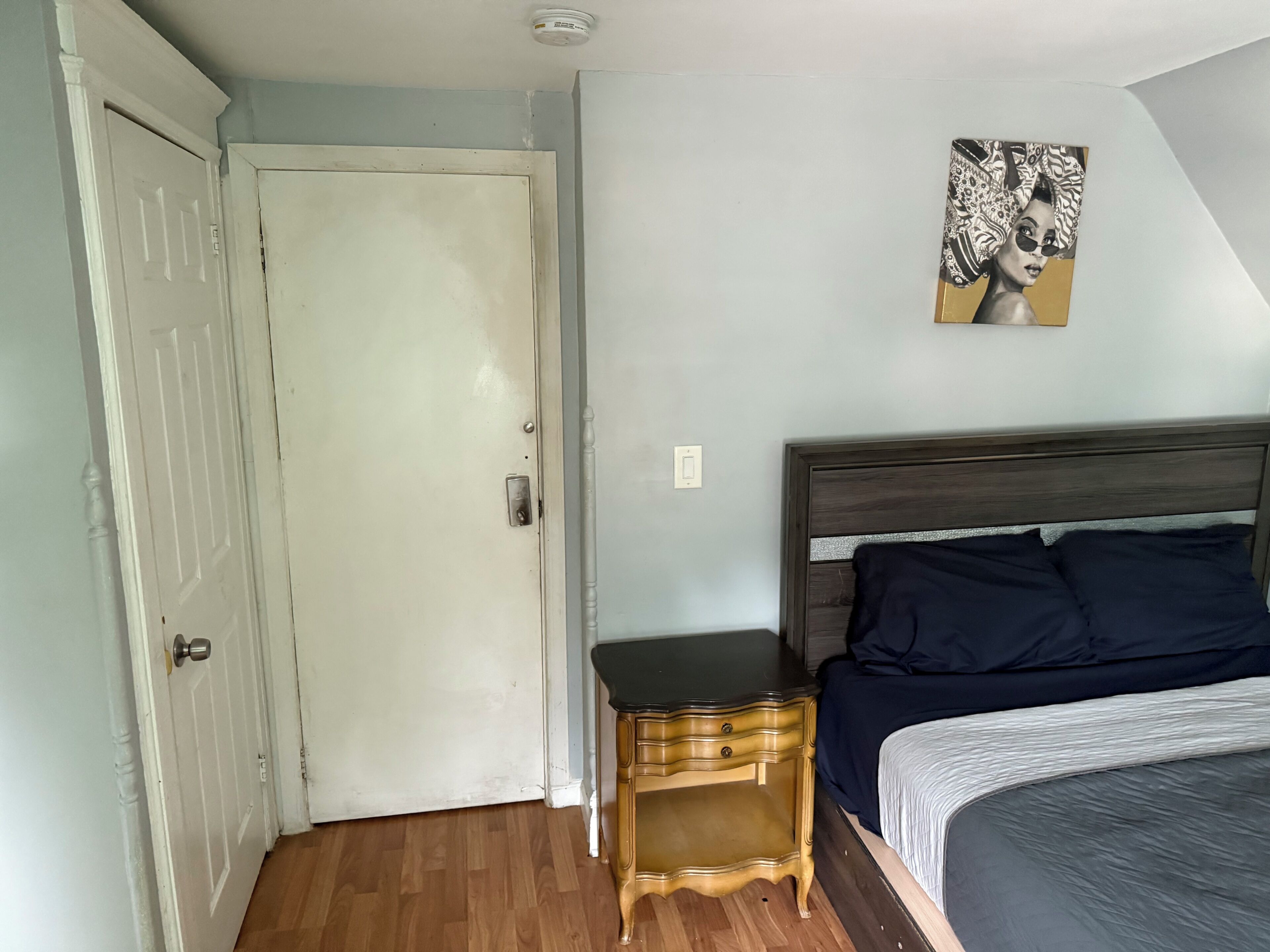 Iron/ironing board, WiFi, bed sheets