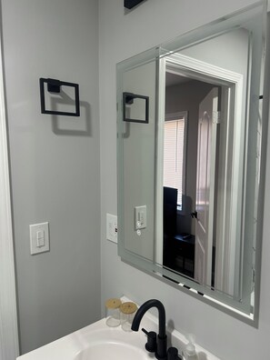 Bathroom - Spacious 6-bedroom house with AC in vibrant Detroit (Detroit)