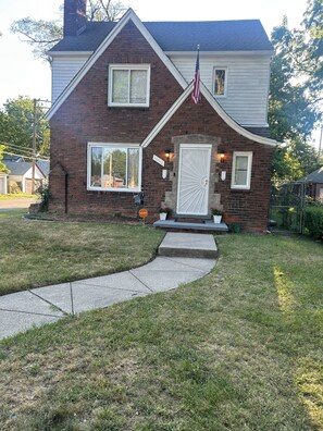 Exterior - Spacious 6-bedroom house with AC in vibrant Detroit (Detroit)