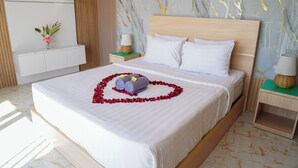 A hotel room with a large bed, a wooden headboard, white bedding, and a marble-patterned wall. - Private 2BR Villa & Pool - Rice Field Views - Canggu (Dalung)