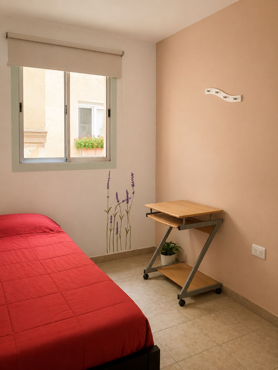 Une chambre à coucher avec un lit, une fenêtre, un bureau et un élément décoratif mural.