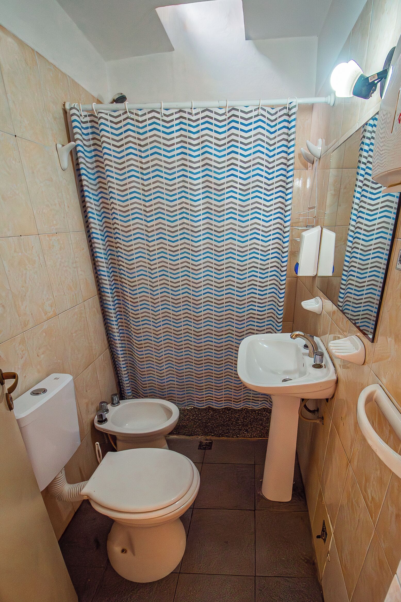 Regadera, amenidades de baño gratuitas, toallas, jabón 
