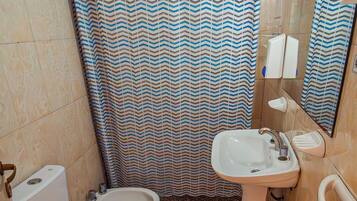 Regadera, amenidades de baño gratuitas, toallas, jabón