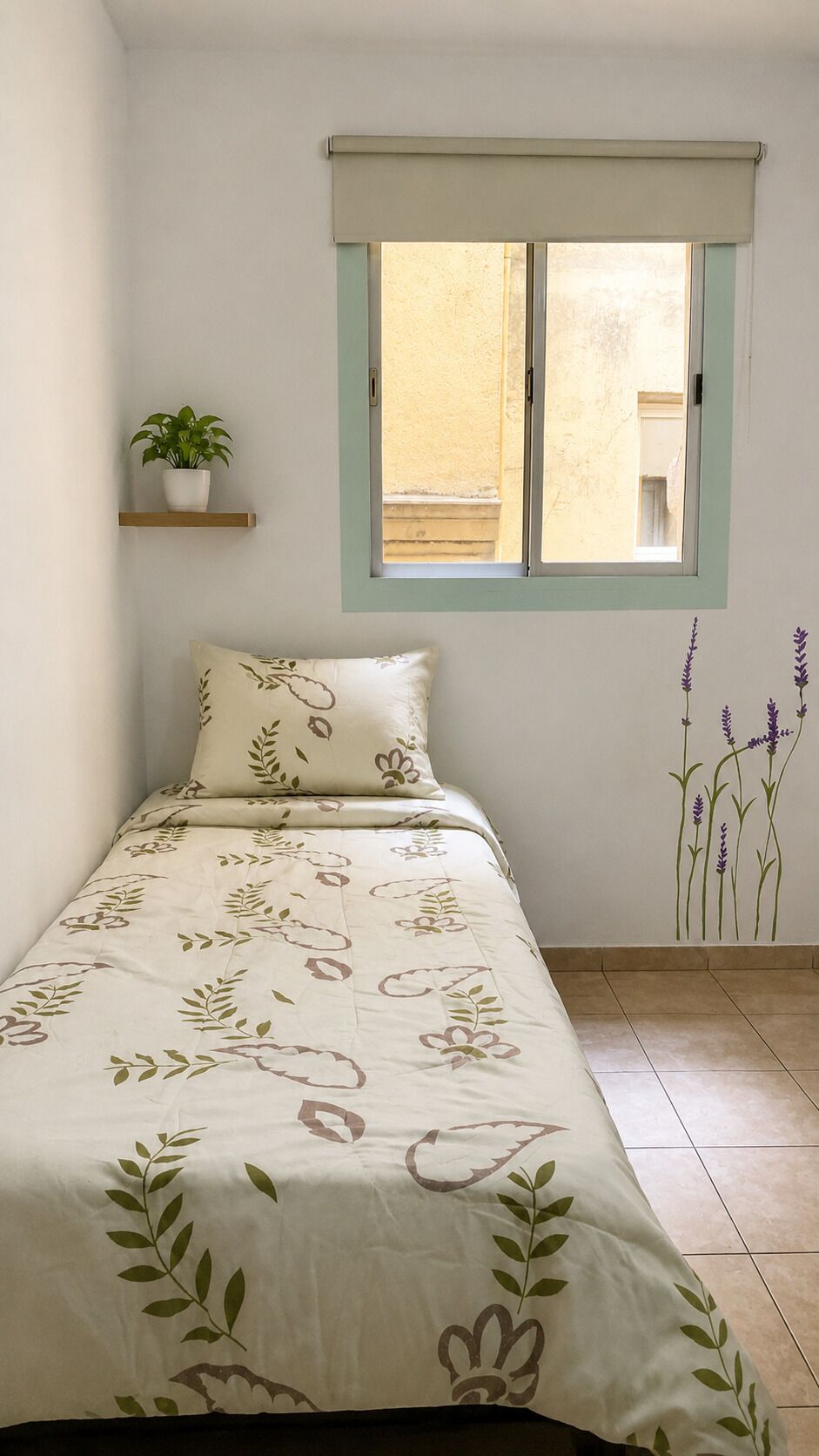Ein Schlafzimmer mit einem Bett, einem Fenster mit Blick, einer Pflanze auf einem Regal und einer Wand mit floralen Aufklebern.