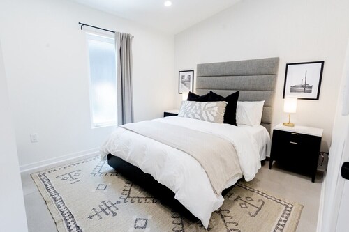 500 HOUSE - Designer 2BR Flat. Curated Interior w/ Private Patio - D