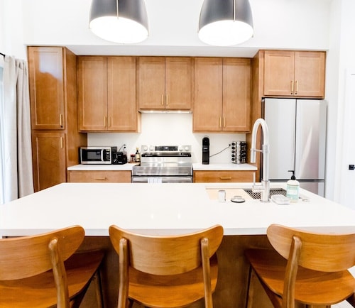 500 HOUSE - Designer 2BR Flat. Curated Interior w/ Private Patio - D