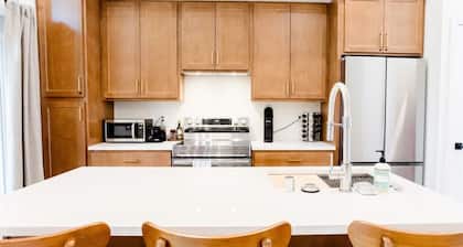 500 HOUSE - Designer 2BR Flat. Curated Interior w/ Private Patio - D