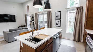 Coffee/tea maker, fridge, microwave, oven