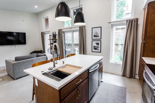 500 HOUSE - Stylish 1BR with Soaring Ceilings and Fire Table - C