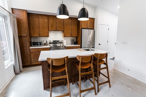 500 HOUSE - Stylish 1BR with Soaring Ceilings and Fire Table - C