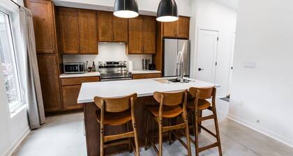 500 HOUSE - Stylish 1BR with Soaring Ceilings and Fire Table - C