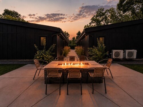 500 HOUSE - Stylish 1BR with Soaring Ceilings and Fire Table - C