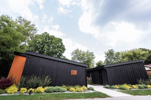 500 HOUSE - Stylish 1BR with Soaring Ceilings and Fire Table - C