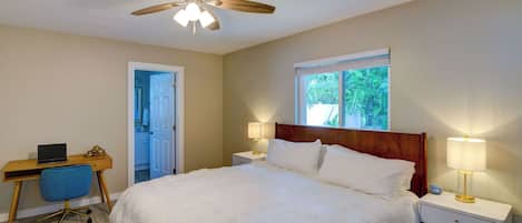 3 habitaciones, escritorio y tabla de planchar con plancha