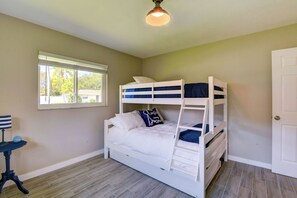 3 bedrooms, desk, iron/ironing board, travel cot - Sarasota Paradise with Private Pool – Minutes to Siesta Key (Sarasota)