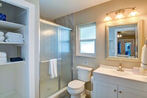 Shower, hair dryer, towels, soap - Sarasota Paradise with Private Pool – Minutes to Siesta Key (Sarasota)