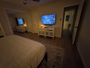 Room - Hillside Villa • Cul-de-Sac • Hot Tub • Sleeps 10 • Wooded Lot • Mediterranean (Cedar Rapids)