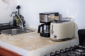 Cafetière/bouilloire, réfrigérateur, four, plaque de cuisson
