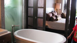 A bathroom with a bathtub, a toilet, and a sink. - Vidanta Golf and Spa Resort 1 bedroom Grand Luxxe suite (Playa del Carmen)