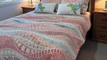 Tabla de planchar con plancha, internet y ropa de cama