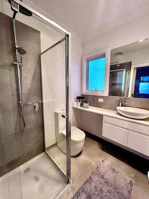 Een douche, een haardroger, handdoeken, zeep