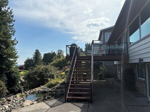 Exterior - Mt. Rainier & Lake Washington views - cozy 3BR guest suite in Lake Forest Park (Lake Forest Park)