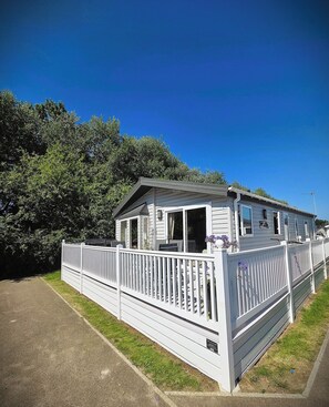 Exterior - Beautiful Lodge Sleeps 4 with Indoor Pool (Lowestoft)