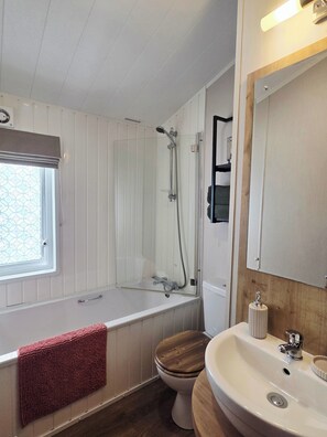 Bathroom - Beautiful Lodge Sleeps 4 with Indoor Pool (Lowestoft)
