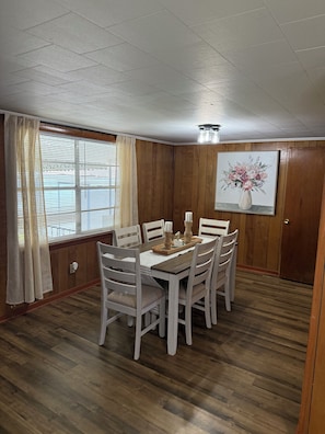 Dining - Charming 3-bedroom Cottage in Blakely (Blakely)