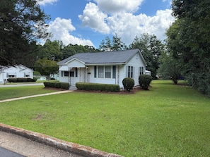 Exterior - Charming 3-bedroom Cottage in Blakely (Blakely)