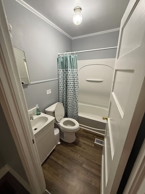 Towels, toilet paper - Charming 3-bedroom Cottage in Blakely (Blakely)