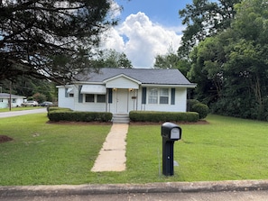 Exterior - Charming 3-bedroom Cottage in Blakely (Blakely)