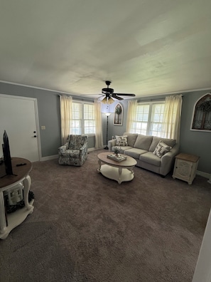 Smart TV - Charming 3-bedroom Cottage in Blakely (Blakely)