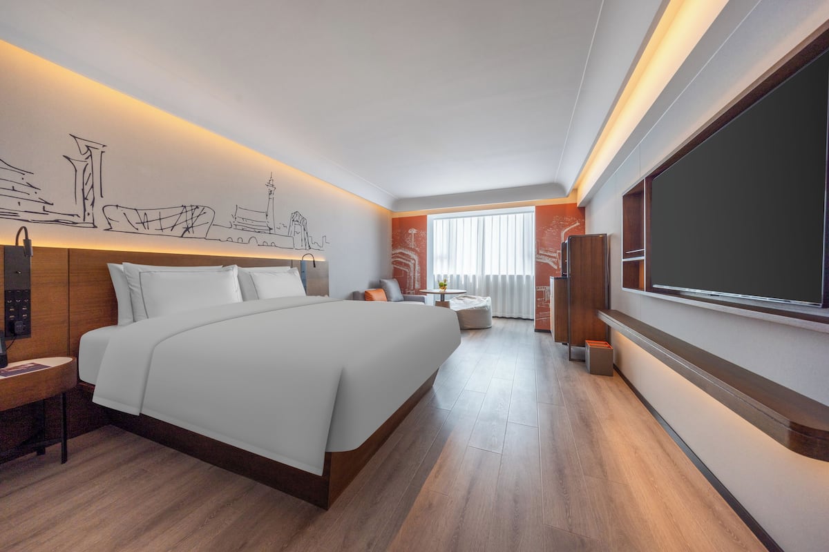 Habitación doble Confort, para no fumadores, vista a la ciudad | Escritorio, espacio para trabajar con laptop y cortinas blackout 