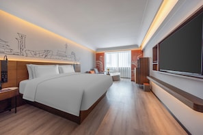 Habitación doble Confort, para no fumadores, vista a la ciudad | Escritorio, espacio para trabajar con laptop y cortinas blackout 