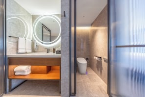Habitación doble Confort, para no fumadores, vista a la ciudad | Baño | Regadera, secadora de cabello, pantuflas, toallas 