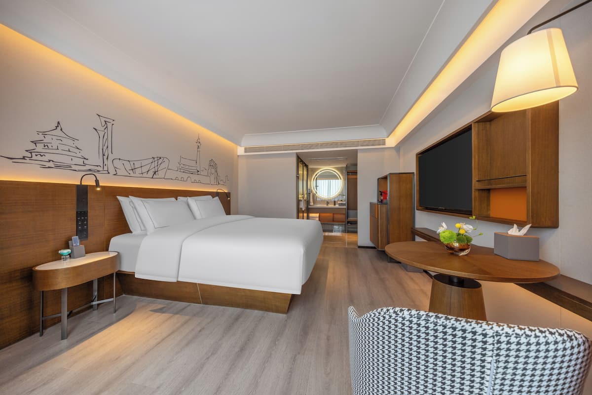 Habitación doble superior, para no fumadores, vista a la ciudad | Escritorio, espacio para trabajar con laptop y cortinas blackout 