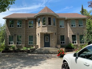 Exterior - 5-bedroom castle in soothing Tiny with cool AC throughout (Tiny)