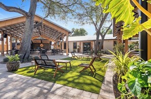 Outdoor dining - Casa del Sol Bonita 3 Min to the Beach, Game Room, and huge pool with spa (Bonita Springs)