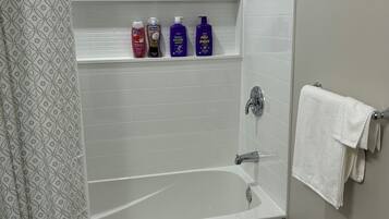 Toallas, jabón, papel de baño
