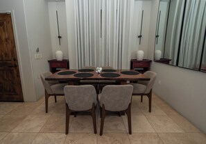 Dining - Spacious 3-bedroom condo in gorgeous Tucson with AC and pool (Tucson)