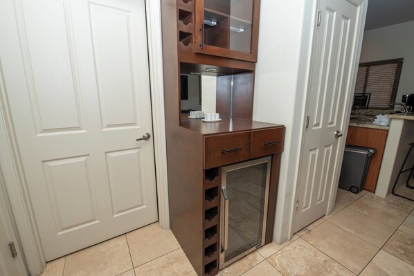 Interior - Spacious 3-bedroom condo in gorgeous Tucson with AC and pool (Tucson)