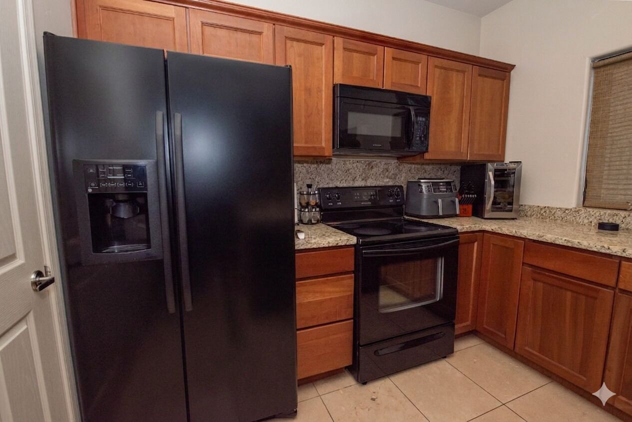 Coffee/tea maker, fridge, microwave, oven