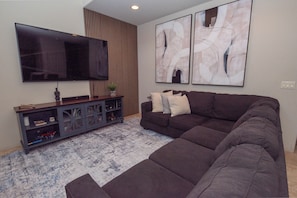 Living area - Spacious 3-bedroom condo in gorgeous Tucson with AC and pool (Tucson)