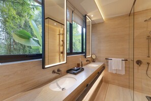 Casa de ciudad, 2 habitaciones, alberca privada | Baño | Regadera, amenidades de baño gratuitas, toallas, jabón 
