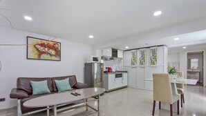 Un saló modern amb sofà, taula de centre i zona de menjador.