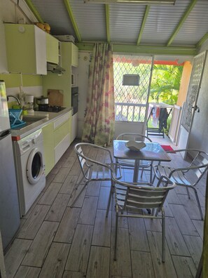 Private kitchen - Rental: La MARINA de SAINT-FRANÇOIS, LES Marines IV RESIDENCE (OASIS-PREVERDURE) (SAINT-FRANÇOIS)